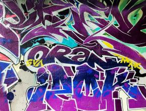 Tags unter einer Brücke