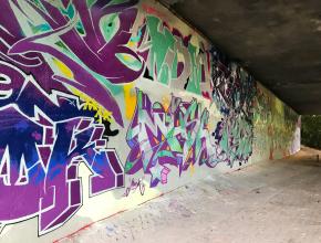 Tags unter einer Brücke