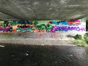 Tags unter einer Brücke
