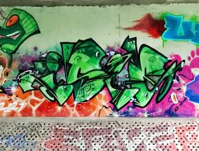 Tags unter einer Brücke
