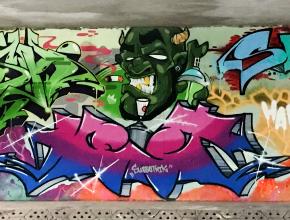 Tags unter einer Brücke