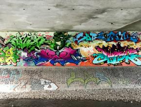 Tags unter einer Brücke
