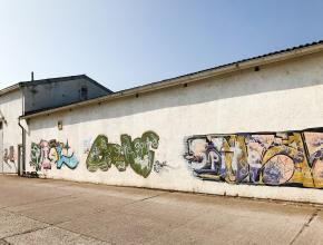Tags auf Industrie-Gebäude