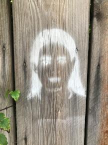 Stencil - Portrait eines Mädchens auf Holzzaun