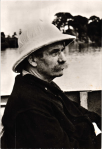 Portraitphoto Albert Schweitzer mit Tropenhelm, unsigniert