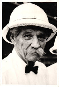 Portraitphoto Albert Schweitzer mit Tropenhelm, unsigniert
