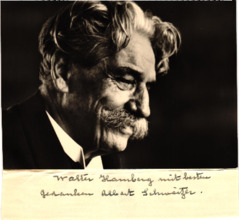 Eigenh. Widmung mit U., mont. an den Unterrand einer Portraitpostkarte (Albert Schweitzer)