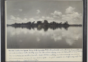 Eigenh. Widmung Albert Schweitzers, gerahmte Aufnahme, Lambarene, 1957