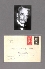 Eigenh. beschrift. Kuvert nebst Portraitfotographie, mont. auf A4-Karton