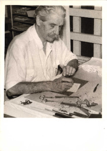 Echtfoto, Albert Schweitzer am Schreibtisch in Lambarene, Gabun