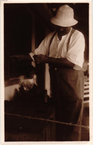 Beschriftetes Foto - Albert Schweitzer mit einem Affenbaby 