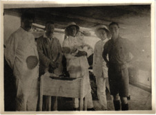 Beschriftetes Foto - Albert Schweitzer mit 4 Herren des Schiffs und einem Neugeborenen, Afrika 1924