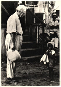 Beschriftetes Foto - Albert Schweitzer und ein afrikanisches Kind, Lambarene 1965