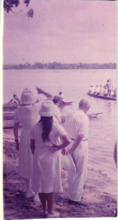 Foto von Albert Schweitzer & Mitarbeiterinnen am Flussufer, Lambarene 1965