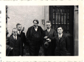 Beschriftetes Foto - Albert Schweitzer mit weiteren Personen, Basel 1936