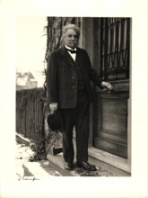 Vom Fotografen Robert Läuffer signierte Portraitaufnahme von Albert Schweitzer