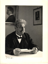 Vom Fotografen Robert Läuffer signierte Portraitaufnahme von Albert Schweitzer