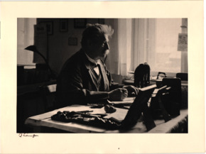 Vom Fotografen Robert Läuffer signierte Portraitaufnahme von Albert Schweitzer