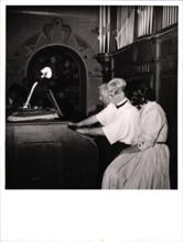 Beschriftetes Foto - Albert Schweitzer, Prof. Hans von Besele und eine Dame an der Orgel, Gunsbach 1954