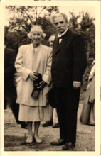 Beschriftetes Foto - Albert Schweitzer und Elisabeth von Belgien, Gunsbach 1952