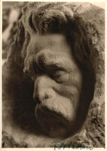 Fotopostkarte einer Albert Schweitzer-Bildhauerei von Fritz Behn, mit Signatur
