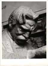 Foto einer unfertigen Albert Schweitzer-Skulptur von Fritz Behn, mit Signatur von Behn und Kommentar von Emmy Martin