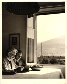Beschriftetes Foto - Albert Schweitzer und Eduard Niesberger
