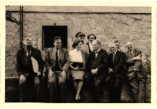 Beschriftetes Foto - Albert Schweitzer mit Prof. Behn, Dubois und weiteren Personen