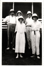 Beschriftetes Foto - Albert Schweitzer und Mitarbeiter 1925