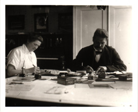 Beschriftetes Foto - Albert Schweitzer und Emmy Martin bei gemeinsamen Schreibarbeiten