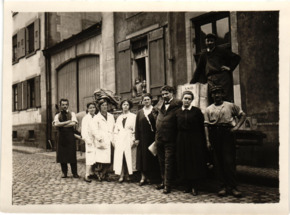 Beschriftetes Foto - Albert Schweitzer, Emmy Martin, Emma Haussknecht und Helfer, Straßburg 1929