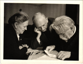 Beschriftetes Foto - Albert Schweitzer, Emmy Martin und ein weiterer Herr, Dinard 1959