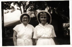 Beschriftetes Foto - Ali Silver und eine weitere Mitarbeiterin Albert Schweitzers, Lambarene 1961