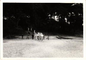 Beschriftetes Foto - Albert Schweitzer, Emmy Martin und eine Gruppe von Mitarbeitern und Afrikanern, Lambarene 1962