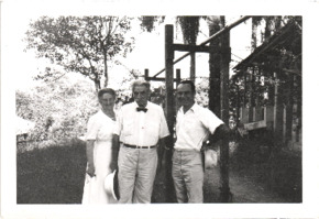 Beschriftetes Foto - Albert Schweitzer, Emmy Martin und Dr. Frey, Lambarene 1962