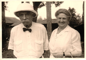 Beschriftetes Foto - Albert Schweitzer und Emmy Martin, Lambarene 1962/63