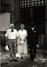 Beschriftetes Foto - Albert Schweitzer, Emmy Martin und Madoungou, Lambarene 1965