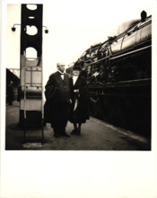 Foto von Emmy Martin & Albert Schweitzer, Paris 1955; in Sammelkuvert von Emmy Martin