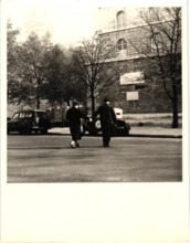Foto von Emmy Martin & Albert Schweitzer, Paris 1955; in Sammelkuvert von Emmy Martin