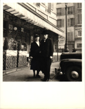 Foto von Emmy Martin & Albert Schweitzer, Paris 1955; in Sammelkuvert von Emmy Martin