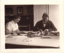 Beschriftetes Foto - Albert Schweitzer und Emmy Martin bei gemeinsamen Schreibarbeiten