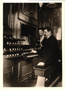 Beschriftetes Foto - Albert Schweitzer und Emmy Martin an der Orgel, Niederlande 1928