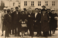 Beschriftetes Foto - Albert Schweitzer und Emmy Martin mit einer Gruppe von Menschen