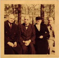 Beschriftetes Foto - Albert Schweitzer, Emmy Martin und zwei Herren, Paris 1952