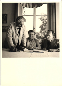 Beschriftetes Foto - Albert Schweitzer, Emmy Martin und Edouard Nies-Berger, Gunsbach 1952