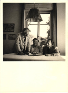 Beschriftetes Foto - Albert Schweitzer, Emmy Martin und Edouard Nies-Berger, Gunsbach 1952