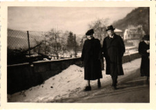 Beschriftetes Foto - Albert Schweitzer mit Emmy Martin, 1941