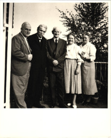 Beschriftetes Foto - Albert Schweitzer, Ludwig Schmitt, Bildhauer, Frau Schmitt und Emmy Martin; Nierstein/ Rheinland-Pfalz