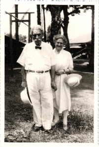 Beschriftetes Foto - Albert Schweitzer und Emmy Martin, Lambarene 1961