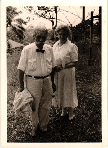 Beschriftetes Foto - Albert Schweitzer und Emmy Martin, Lambarene 1961